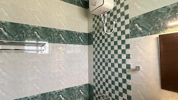 Habitación doble Deluxe | Baño | Toallas, jabón, shampoo