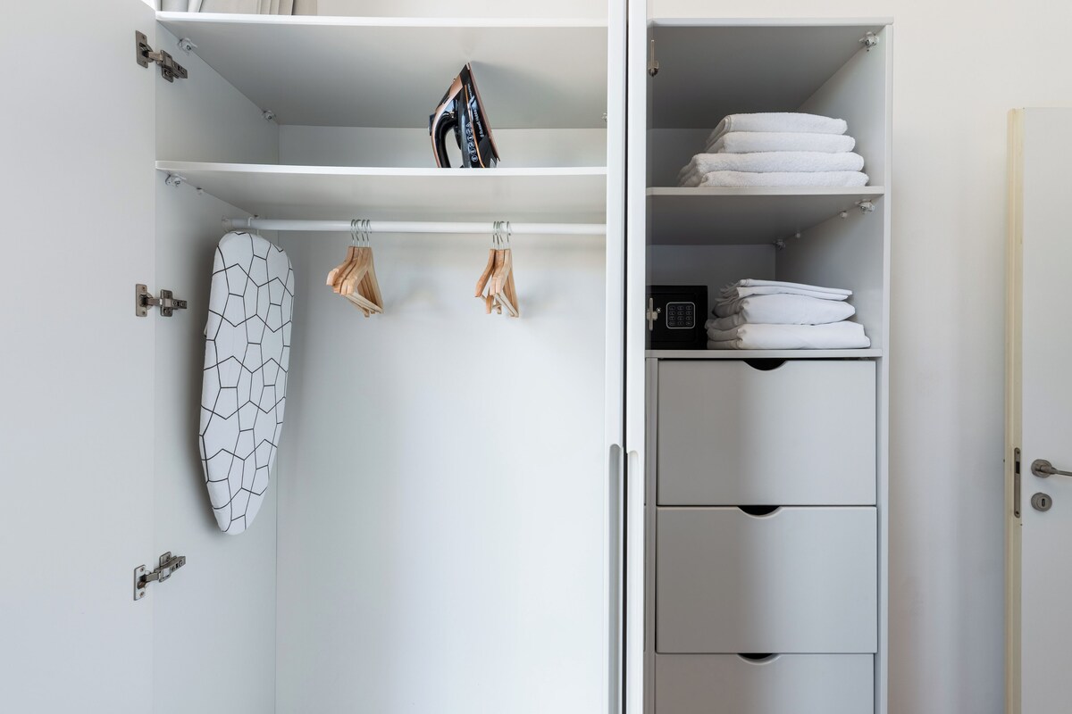 Apartment | Blackout drapes, iron/ironing board, cribs (free), WiFi (free)