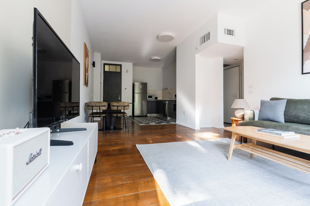 Apartment | Blackout drapes, iron/ironing board, cribs (free), WiFi (free)