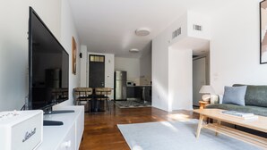 Apartment | Blackout drapes, iron/ironing board, cribs (free), WiFi (free) - Blueground Lev HaIr nr Rothschild (Tel Aviv-Yafo)