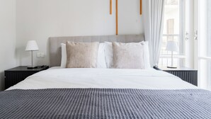 Apartment | Bathroom | Hair dryer, towels, soap, shampoo - Blueground Lev HaIr nr Rothschild (Tel Aviv-Yafo)