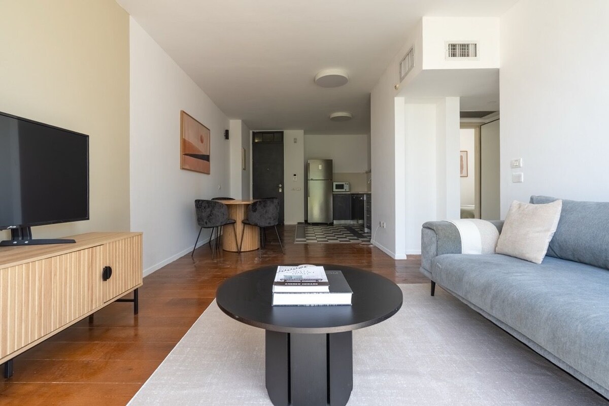 Apartment | Blackout drapes, iron/ironing board, cribs (free), WiFi (free)