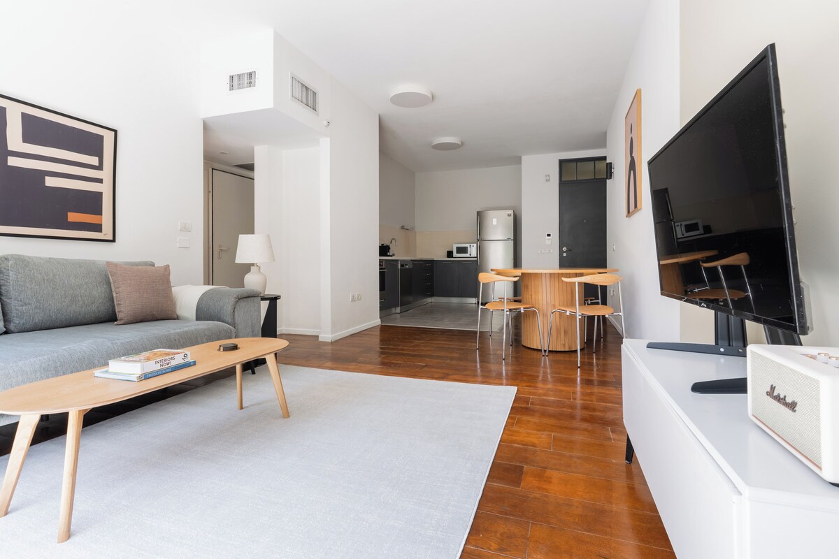 Apartment | Blackout drapes, iron/ironing board, cribs (free), WiFi (free)