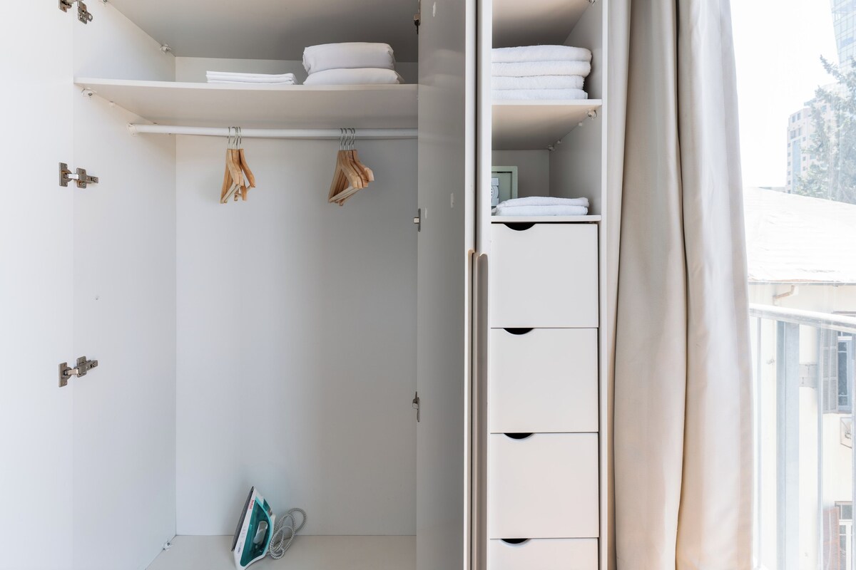 Apartment | Blackout drapes, iron/ironing board, cribs (free), WiFi (free)