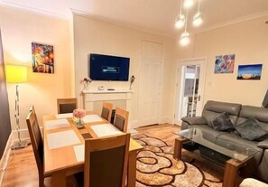 Dining - Spacious 3 Double BR | 5 mins to city | Sleeps 6 (Tyne and Wear)