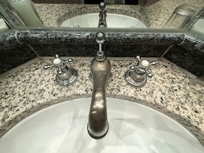 A bathroom with a granite countertop, a white sink, and a single faucet. - Villa Seeadler 615 (Binz)