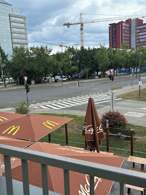 Vista de una calle con un restaurante McDonald's, un paso de peatones y una grúa de construcción al fondo.