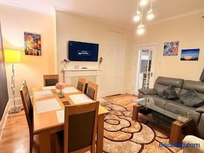 Dining - Spacious 1BR, Two Beds | 5 mins to city | Sleeps 3 (Tyne and Wear)