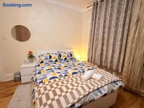 Room - Spacious 1BR, Two Beds | 5 mins to city | Sleeps 3 (Tyne and Wear)