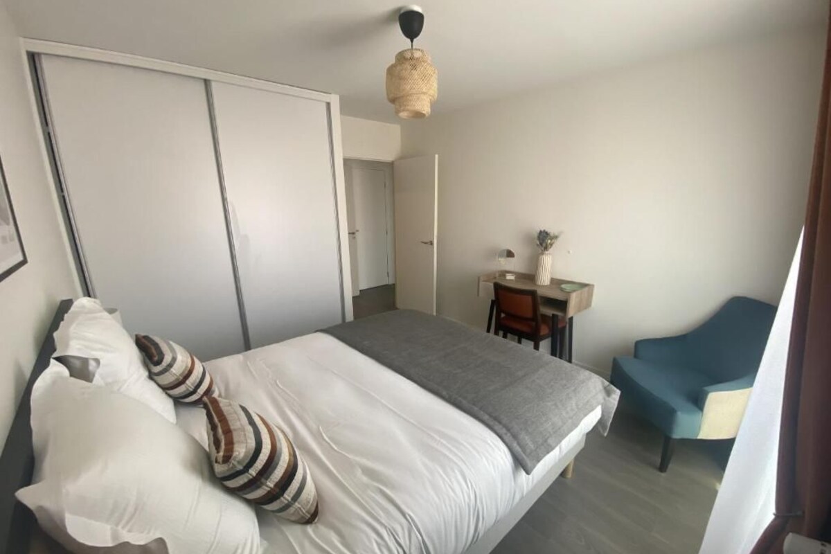 Ein Schlafzimmer mit einem Bett, einem Schreibtisch und einem Stuhl.