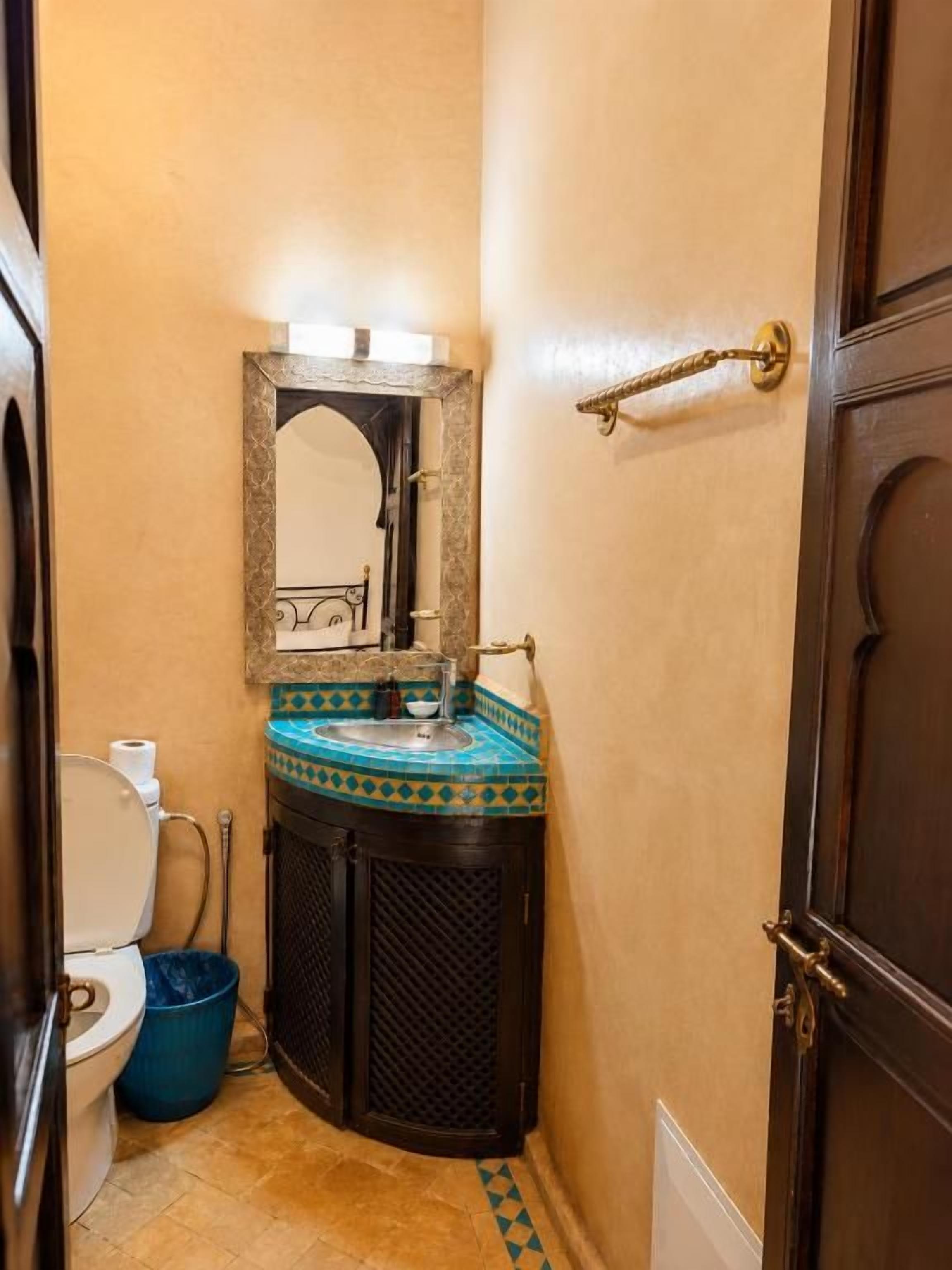 Un baño con inodoro, lavabo y espejo.