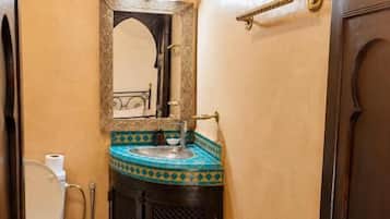 Un baño con inodoro, lavabo y espejo.
