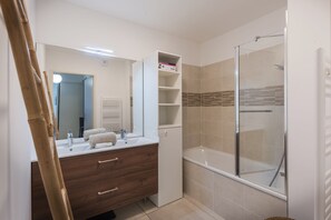 A modern bathroom with a vanity, mirror, and shower. - Masade - cocon avec piscine partagée (Trans-en-Provence)
