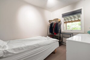 A bedroom with a single bed, a desk, and a window with blinds. - 7BR Home nearby Ski, Swim, City and Aurora View (Tromsø)