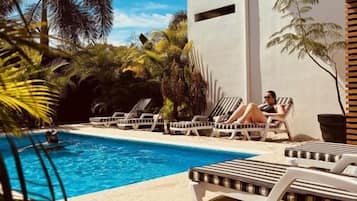 Una piscina al aire libre