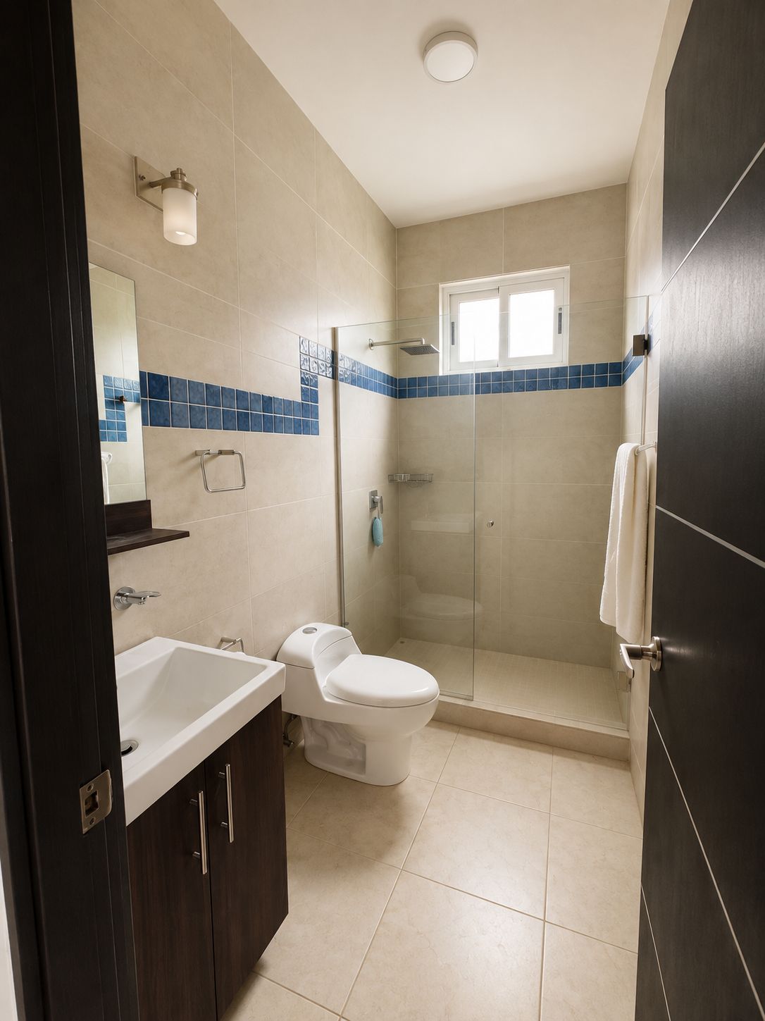 Un bagno con doccia, WC e lavandino.