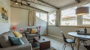 Ein modernes Wohnzimmer mit einer Couch, einem Couchtisch und einem Essbereich.