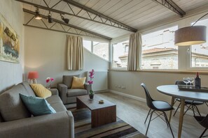 Ein modernes Wohnzimmer mit einer Couch, einem Couchtisch und einem Essbereich.