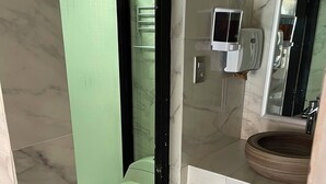 A bathroom with a toilet, a sink, and a mirror. - MARIA BONITA BY CHAVIRA NUEVO LAREDO (Nuevo Laredo)