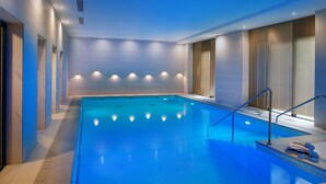 An indoor swimming pool with a clear view of the pool area, including the pool's edge, steps, and a set of stairs leading down to the pool. - DOMITYS - Les Passementiers (Villars)