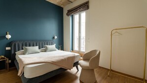 A bedroom with a bed, bedside table, and a chair. - B&B YUTORI 75 (Altamura)