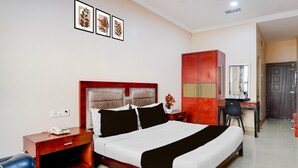 A hotel room with a bed, a desk, a wardrobe, and a chair. - Hotel O Rani Durgawati Crossway (Nagpur)
