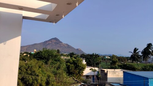 Agnilinga 5bh: Perfect 3-bedroom 2 king bed Living hall with AC in Tiruvannamala