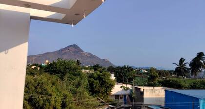 Agnilinga 5bh: Perfect 3-bedroom 2 king bed Living hall with AC in Tiruvannamala