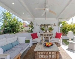 Terrace/patio - Wonderful Villa with a Heated Pool (Benalmádena)