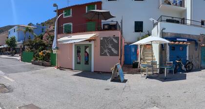 Two-room apartment facing the harbor, with terraces, in the heart of Capraia’s nightlife district.