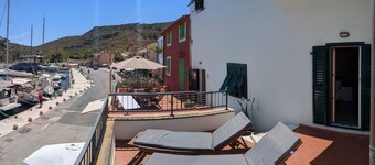 Two-room apartment facing the harbor, with terraces, in the heart of Capraia’s nightlife district.