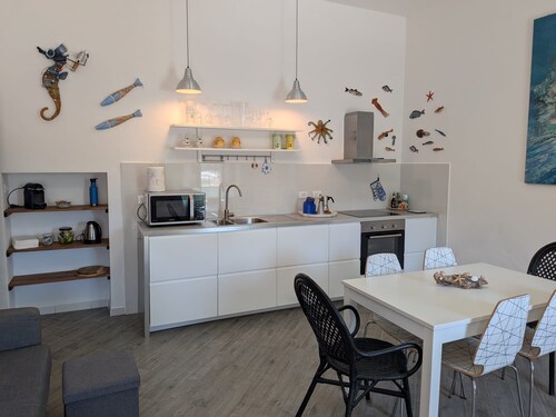 Two-room apartment facing the harbor, with terraces, in the heart of Capraia’s nightlife district.