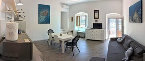 Un espacio habitable moderno con comedor, cocina y zona de estar.
