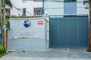 A gated entrance to Polaris Residency with a sign, a star emblem, and a security camera. - Modern Kilimani Apt with Stunning Nairobi Views! Guest Friendly! (Nairobi)