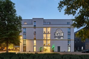 Un immeuble abritant un hôtel à plusieurs étages, sur lequel on peut lire l’inscription « HÔTEL ZUCKERFABRIK ».