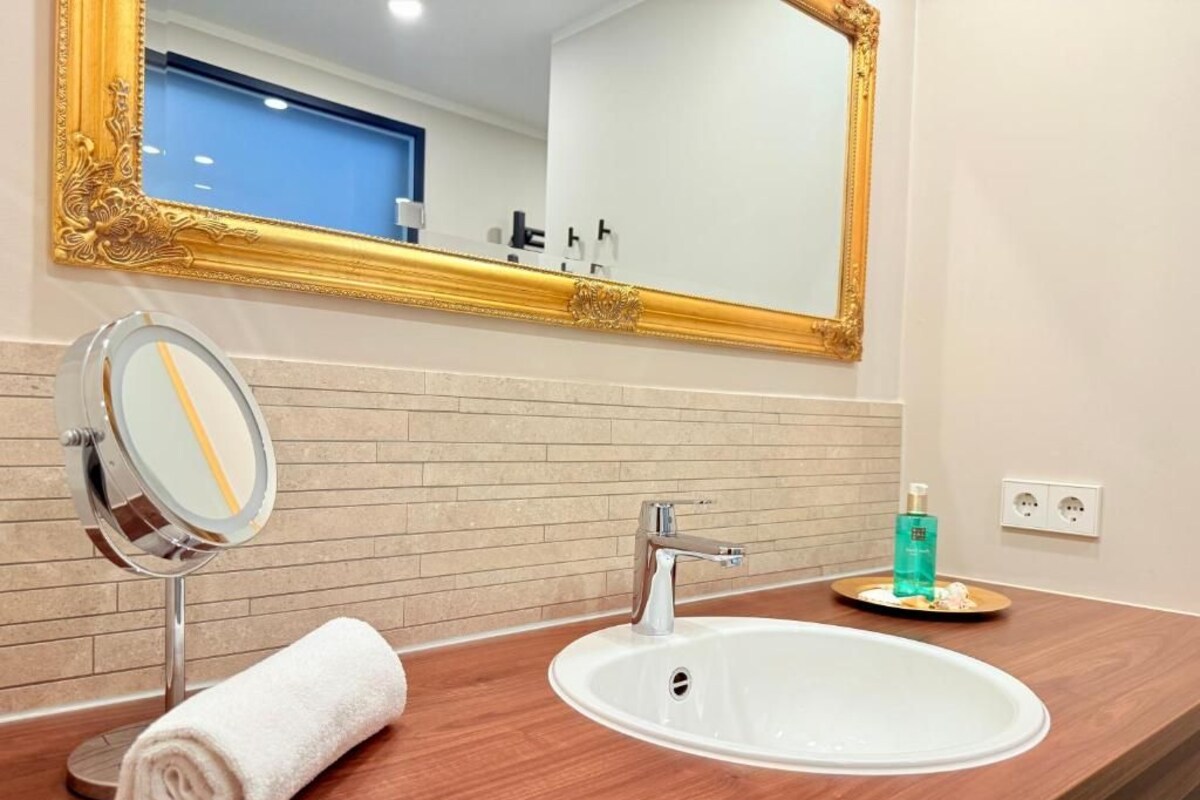 Kamar Double Grand | Kamar mandi | Shower, pengering rambut, handuk, dan sabun