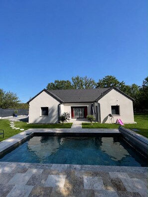 A modern house with a swimming pool in front. - HOUSE WITH A SWIMMING POOL, AIR CONDITIONING, AND A LARGE GARDEN (Vierzon)