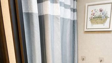 タオル、石鹸、トイレットペーパー