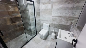 Dusche, Regendusche, Haartrockner, Hausschuhe