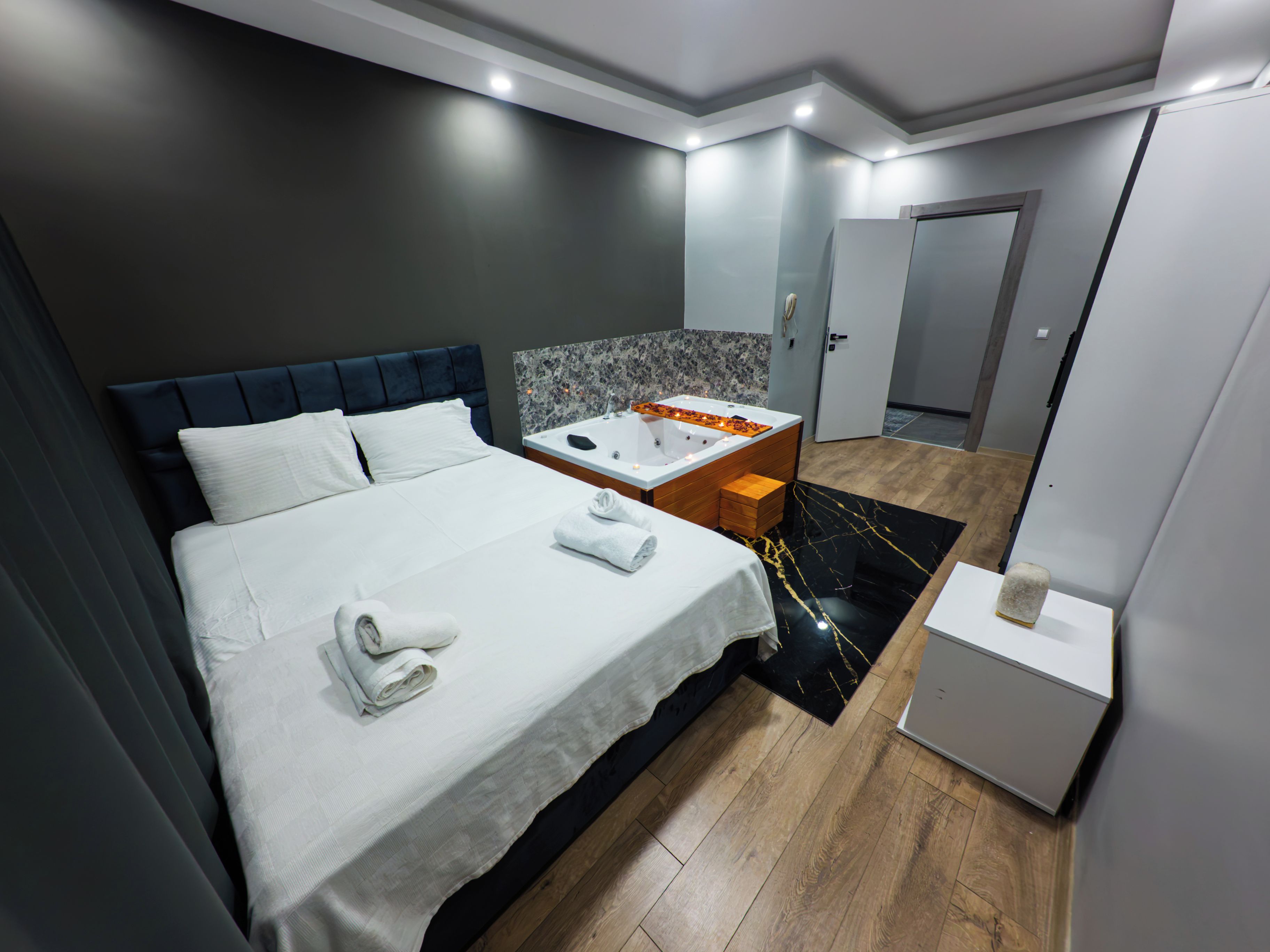 Habitación doble Confort, balcón, vista a la ciudad | Ropa de cama de alta calidad, edredón y escritorio 