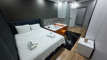 Habitación doble Confort, balcón, vista a la ciudad | Ropa de cama de alta calidad, edredón y escritorio