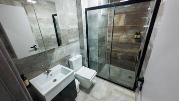 Kamar Triple Deluks, balkon | Kamar mandi | Pengering rambut, sandal, handuk, dan sabun