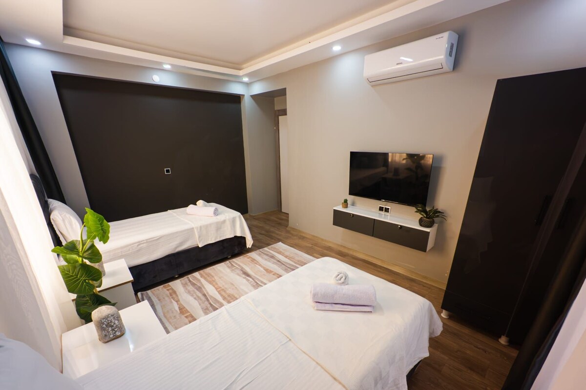 ห้องพักสำหรับสี่ท่าน, ระเบียง, วิวเมือง | โต๊ะทำงาน, ผ้าม่านกันแสง, ห้องเก็บเสียง, เตารีด/โต๊ะรีดผ้า