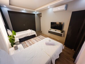 ห้องพักสำหรับสี่ท่าน, ระเบียง, วิวเมือง | โต๊ะทำงาน, ผ้าม่านกันแสง, ห้องเก็บเสียง, เตารีด/โต๊ะรีดผ้า