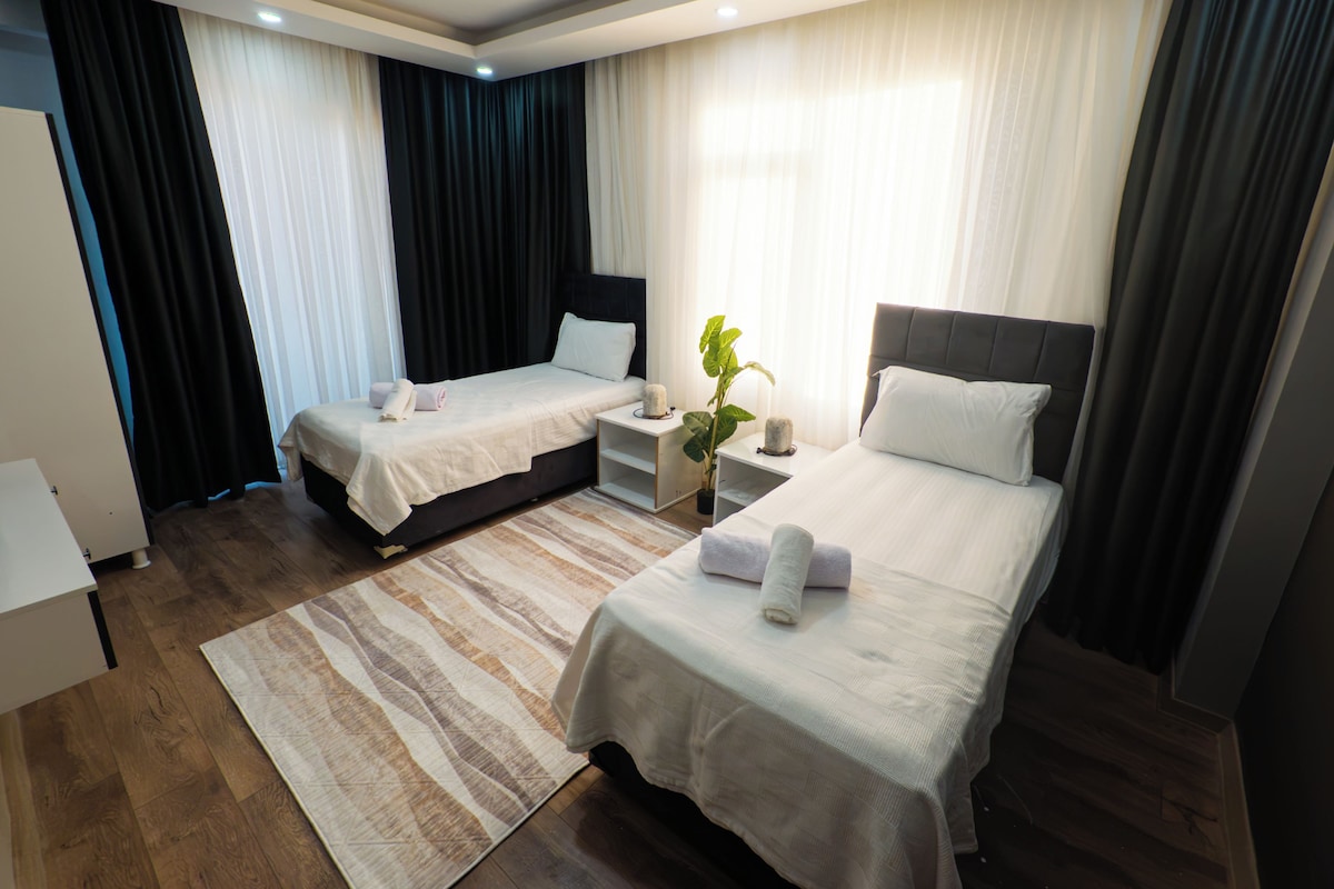 Kamar Double Comfort, balkon, pemandangan kota | Meja kerja, tirai kedap cahaya, kedap suara, dan setrika/meja setrika
