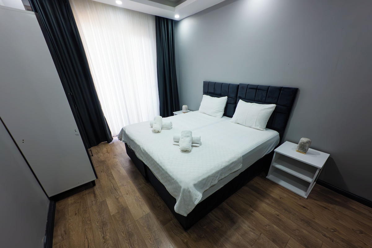 ห้องดีลักซ์สวีท, ระเบียง | เครื่องนอนระดับพรีเมียม, ผ้านวมขนเป็ด,  โต๊ะทำงาน