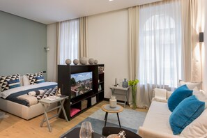 Uma sala de estar moderna com sofá, TV e mesa de centro.