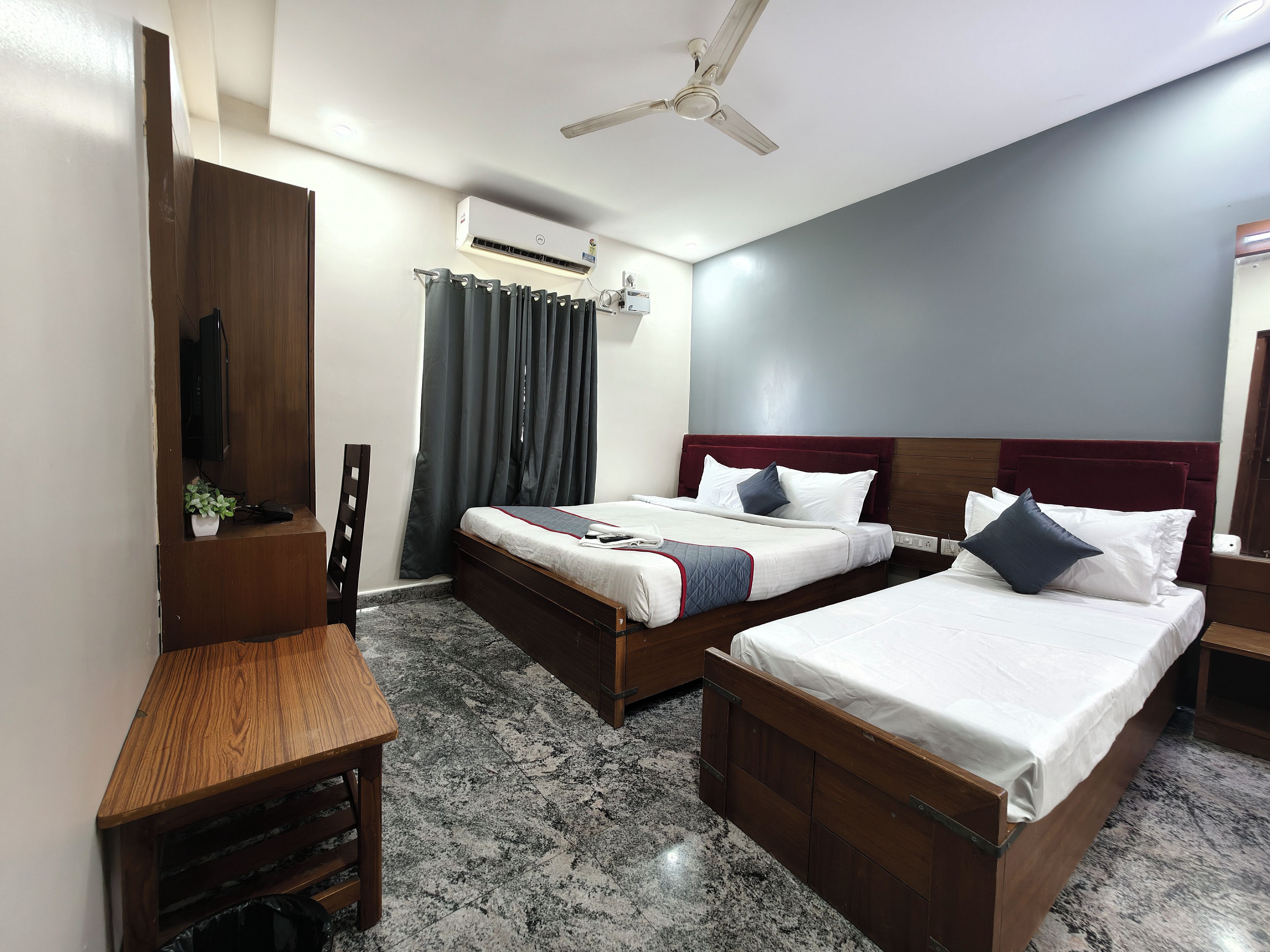 Deluxe Double Room | Meja, ruang kerja komputer riba, Wi-fi percuma 