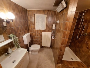 Bathroom - Holiday Home 'Am Rinnbach, 240 m²' with Wi-Fi (Rheinau)