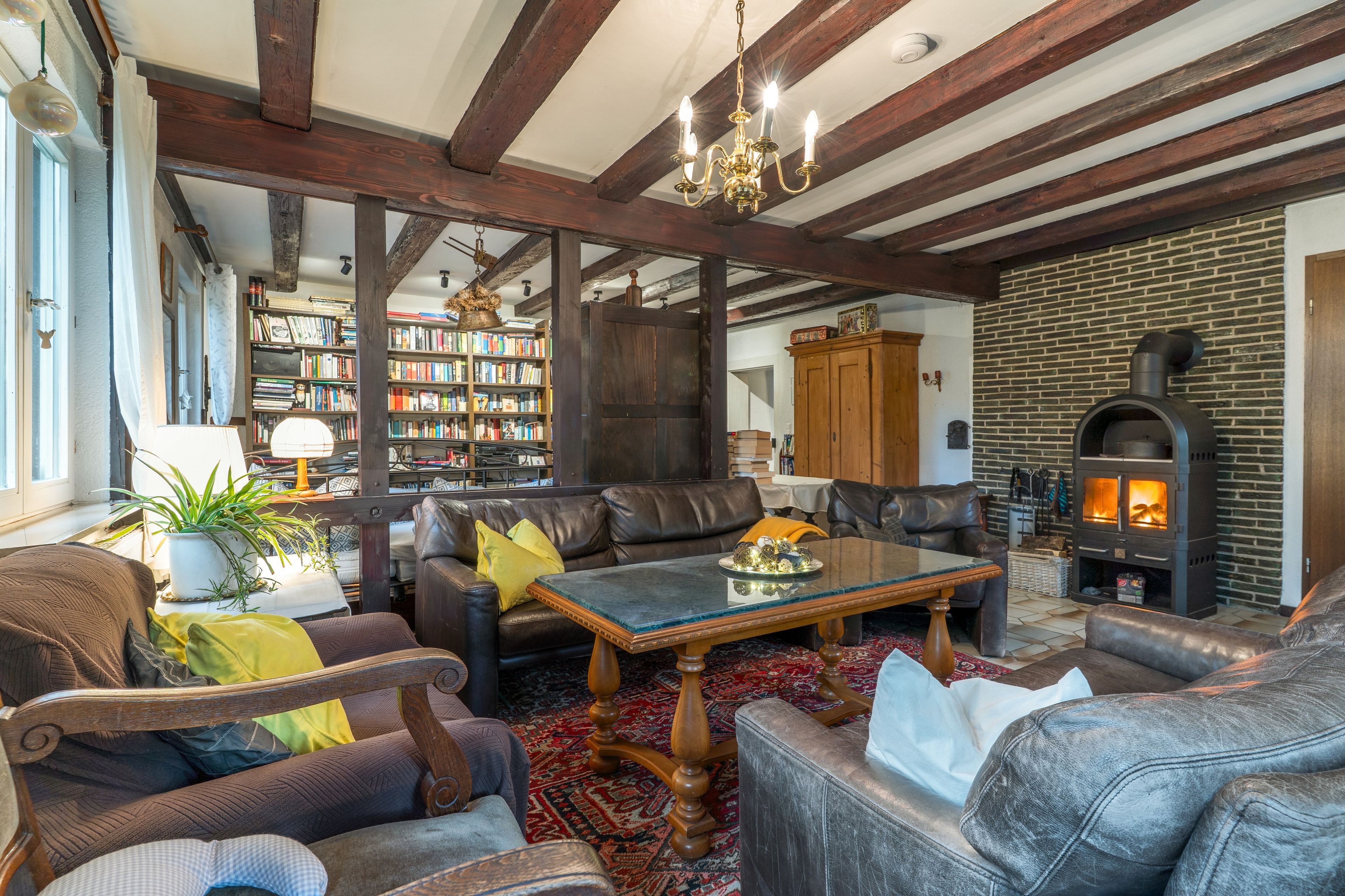 Una sala de estar acogedora con sofás de cuero, una mesa de centro y una chimenea.
